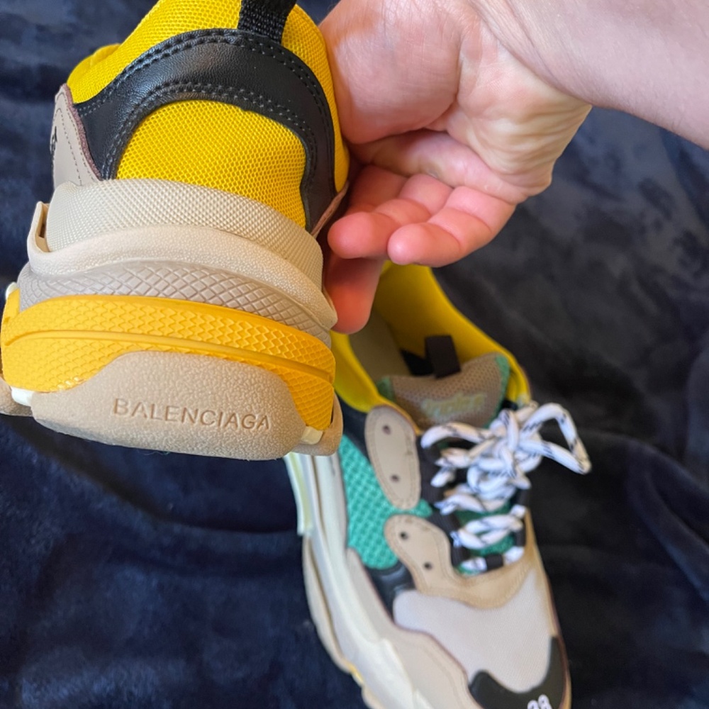 Shoes - Picture 5 of 7